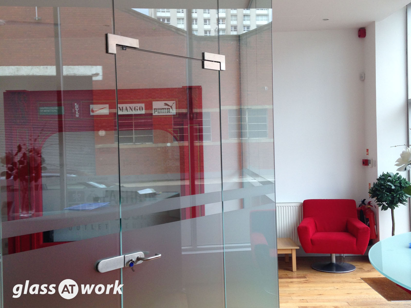 Pivot Frameless Glass Doors1600 x 1200