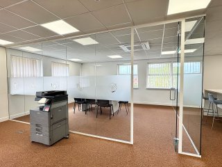 Bear Business Finance (Peterborough, Cambridgeshire): Frameless Glass Corner Office