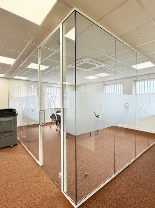 Bear Business Finance (Peterborough, Cambridgeshire): Frameless Glass Corner Office
