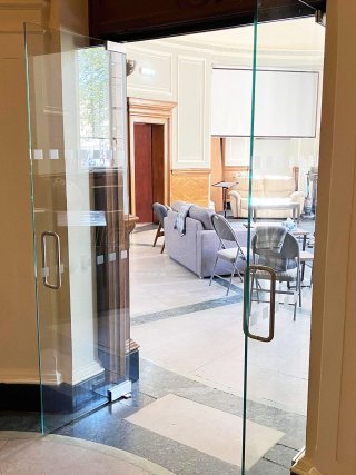 Creation Destination UK (Kilmarnock, East Ayrshire): Double-Acting Frameless Double Doors