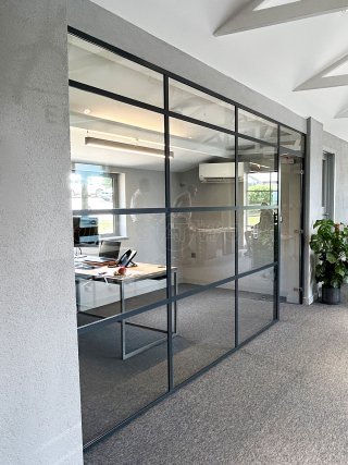 Dover Design (Stockbridge, Hampshire): T-Bar Office Partition With Black Metal Bands