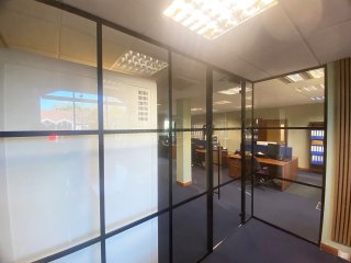 Eguchi Iwao (Banbury, Oxfordshire): Acoustic Glass T-Bar Boardroom Partition