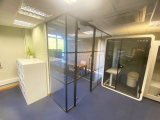 Eguchi Iwao (Banbury, Oxfordshire): Acoustic Glass T-Bar Boardroom Partition