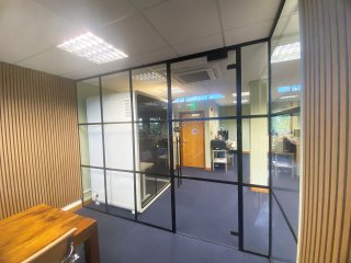 Eguchi Iwao (Banbury, Oxfordshire): Acoustic Glass T-Bar Boardroom Partition