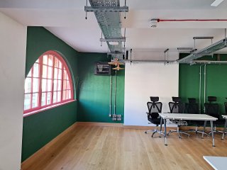 Eurowin Limited (Shoreditch, London): T-Bar Industrial-Style Glass Corner Room