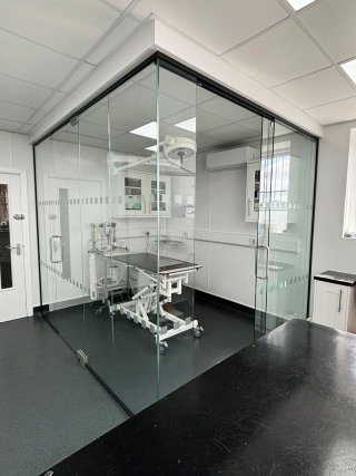 Gondas Veterinary Practice (Rotherham, South Yorkshire): Vet Clinic Glass Operating Theatre