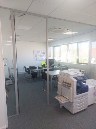 James and Taylor (Surbiton, Surrey): Acoustic Glass Corner Office