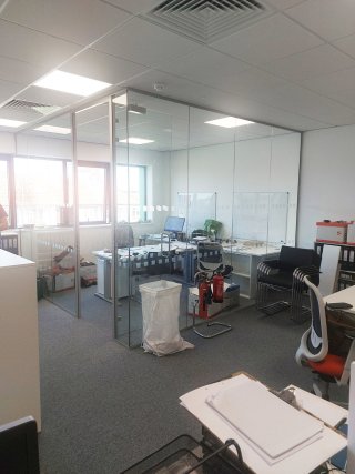 James and Taylor (Surbiton, Surrey): Acoustic Glass Corner Office