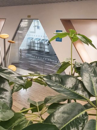 LS Studio London (Spitalfields, London): Raked Double Glazed Partition Using Acoustic Glass