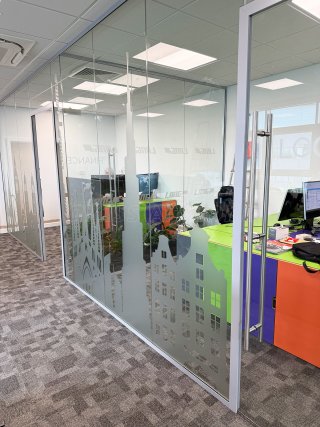 Lang-AG (Leighton Buzzard, Bedfordshire): Toughened Glass Office Partitions
