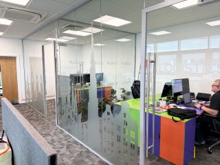 Lang-AG (Leighton Buzzard, Bedfordshire): Toughened Glass Office Partitions