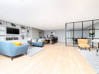 Madison Brook (Royal Victoria Dock, London): Panelled Glazed Industrial-Style Glass Corner Room