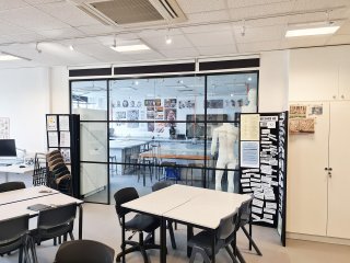 MTWarchitects (Harrow, London): Sliding Toughened Glass Double Doors With Black Metal Banding