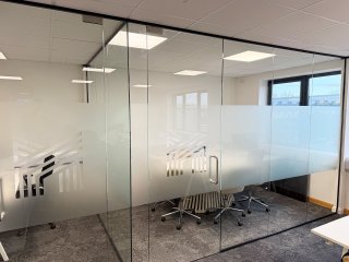 Modup (Hampton, Greater London): Partitions for Side-by-side Glass Offices