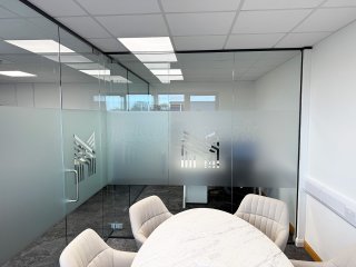 Modup (Hampton, Greater London): Partitions for Side-by-side Glass Offices
