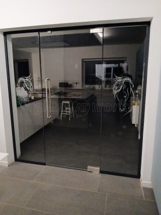 Otraps Real Business Solutions (Milton Keynes, Buckinghamshire): Toughened Glass and Side Panels
