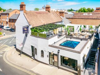 Phoenix Pub (Ilmington, Warwickshire): Open Ended Screens Built Using Our Black T-Bar Industrial-Style Partitioning System