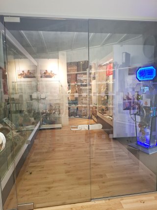Royal Welch Fusiliers Museum (Caernarfon Castle, Caernarfon): Retail Glass Partition