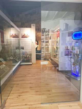 Royal Welch Fusiliers Museum (Caernarfon Castle, Caernarfon): Retail Glass Partition