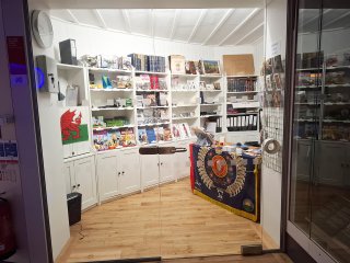 Royal Welch Fusiliers Museum (Caernarfon Castle, Caernarfon): Retail Glass Partition