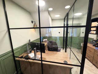 SmartLet Derbyshire (Matlock, Derbyshire): T-Bar Aluminium Black Framed Glass Corner Room