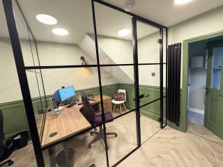 SmartLet Derbyshire (Matlock, Derbyshire): T-Bar Aluminium Black Framed Glass Corner Room