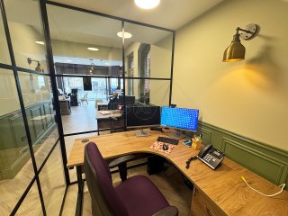 SmartLet Derbyshire (Matlock, Derbyshire): T-Bar Aluminium Black Framed Glass Corner Room