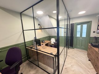 SmartLet Derbyshire (Matlock, Derbyshire): T-Bar Aluminium Black Framed Glass Corner Room