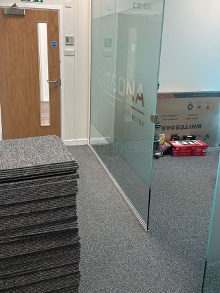 The Property Crew (Tower Bridge, London): Acoustic Glass Corner Office