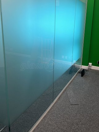 The Property Crew (Tower Bridge, London): Acoustic Glass Corner Office