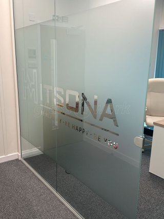 The Property Crew (Tower Bridge, London): Acoustic Glass Corner Office