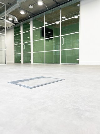 Carbon Interiors LTD (Hoxton Square, London): White Industrial Style T-Bar Glass Office Rooms