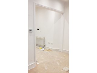 Bow Wow (Covent Garden, London): Small Glass Partition and Glass Door