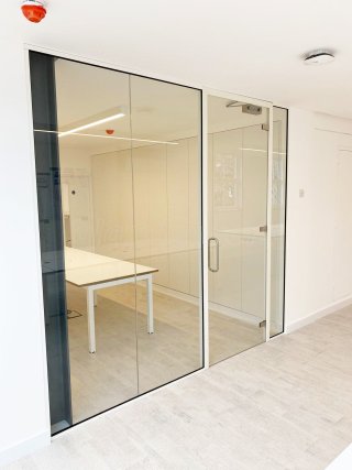 Purple Shopfitters (Chelsea, London): Multiple Internal Glazed Walls Using Acoustic Laminated Glass