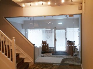 The Cat's Whiskers (Goodramgate, York): Shaped Office Partition With Frameless Glass Door