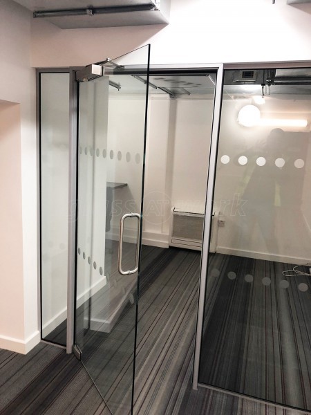 BM Services Inc Ltd (Aldgate, London): Straight Glass Wall For Office