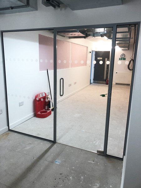 BM Services Inc Ltd (Aldgate, London): Straight Glass Wall For Office