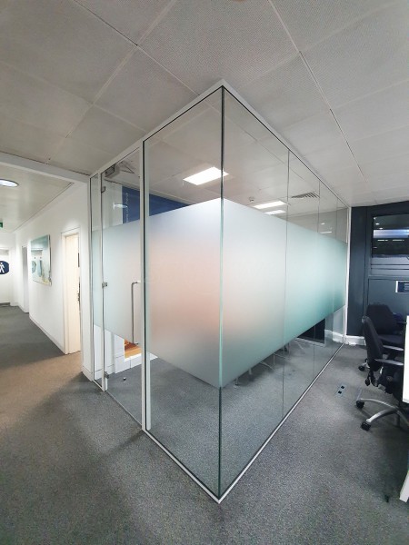 Build 2 Design (St. Pancras, London): Glass Corner Office