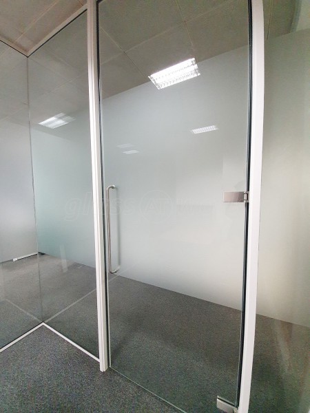 Build 2 Design (St. Pancras, London): Glass Corner Office