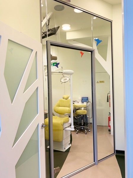 Dental Kids (Chiswick, London): Dentist Surgery Glass Entrance Screen And Door With Soundproofing