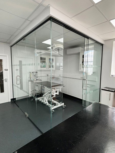 Gondas Veterinary Practice (Rotherham, South Yorkshire): Vet Clinic Glass Operating Theatre