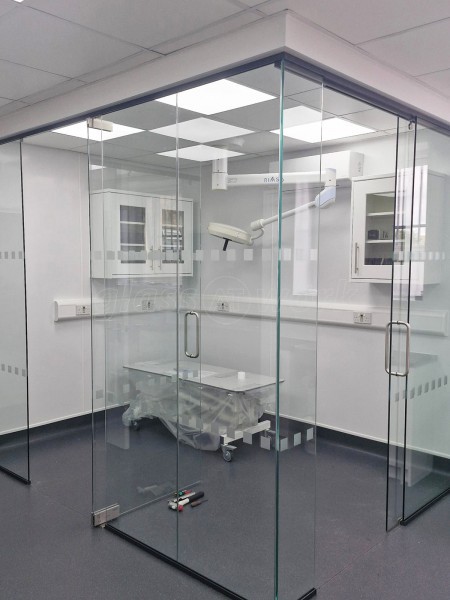 Gondas Veterinary Practice (Rotherham, South Yorkshire): Vet Clinic Glass Operating Theatre