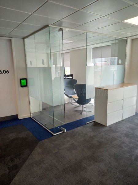 JX3 Support Services (City Centre, Manchester): Frameless Glass Corner Room