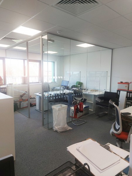 James and Taylor (Surbiton, Surrey): Acoustic Glass Corner Office