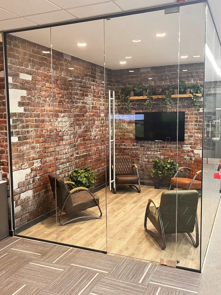 Liverpool Football Club (Liverpool, Merseyside): Frameless Glass Corner Office