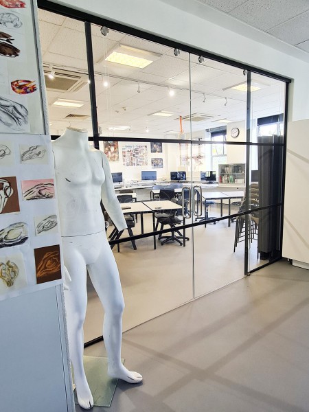 MTWarchitects (Harrow, London): Sliding Toughened Glass Double Doors With Black Metal Banding
