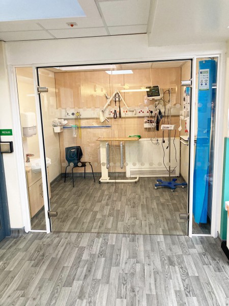 Doncaster Royal Infirmary (Doncaster, South Yorkshire): Frameless Glass Double Doors To Form Cubicles In The New A&E Wing