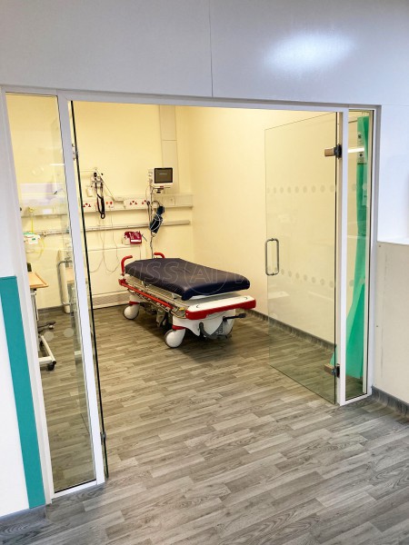 Doncaster Royal Infirmary (Doncaster, South Yorkshire): Frameless Glass Double Doors To Form Cubicles In The New A&E Wing