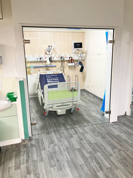 Doncaster Royal Infirmary (Doncaster, South Yorkshire): Frameless Glass Double Doors To Form Cubicles In The New A&E Wing