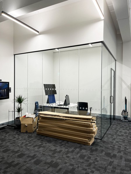 South Of England Investments (Liverpool, Merseyside): Frameless Glass Corner Office